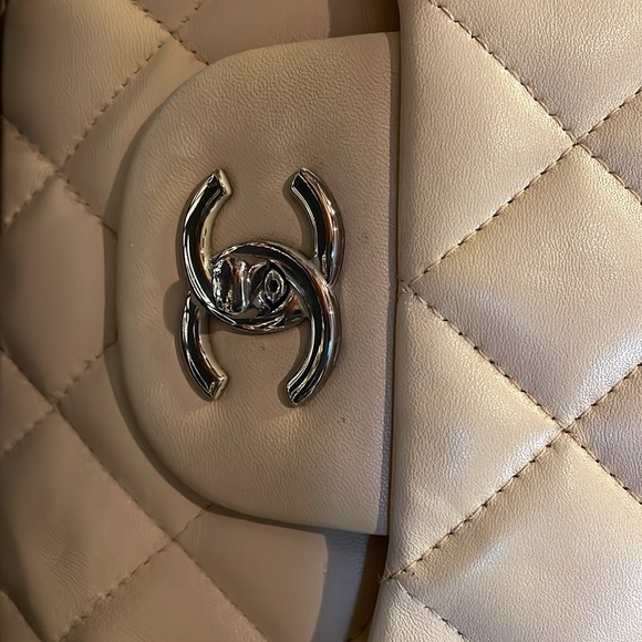 Chanel jumbo single flap bought at Yoogie’s Closet had it cleaned touched up - Picture 3 of 15